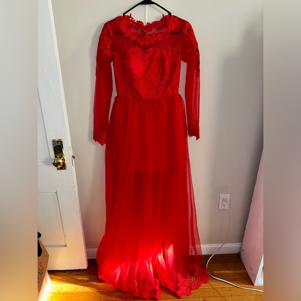 Mingda’s Dress Women’s Solid Red Long Sleeve Lace Layered Gown Size 6 NEW